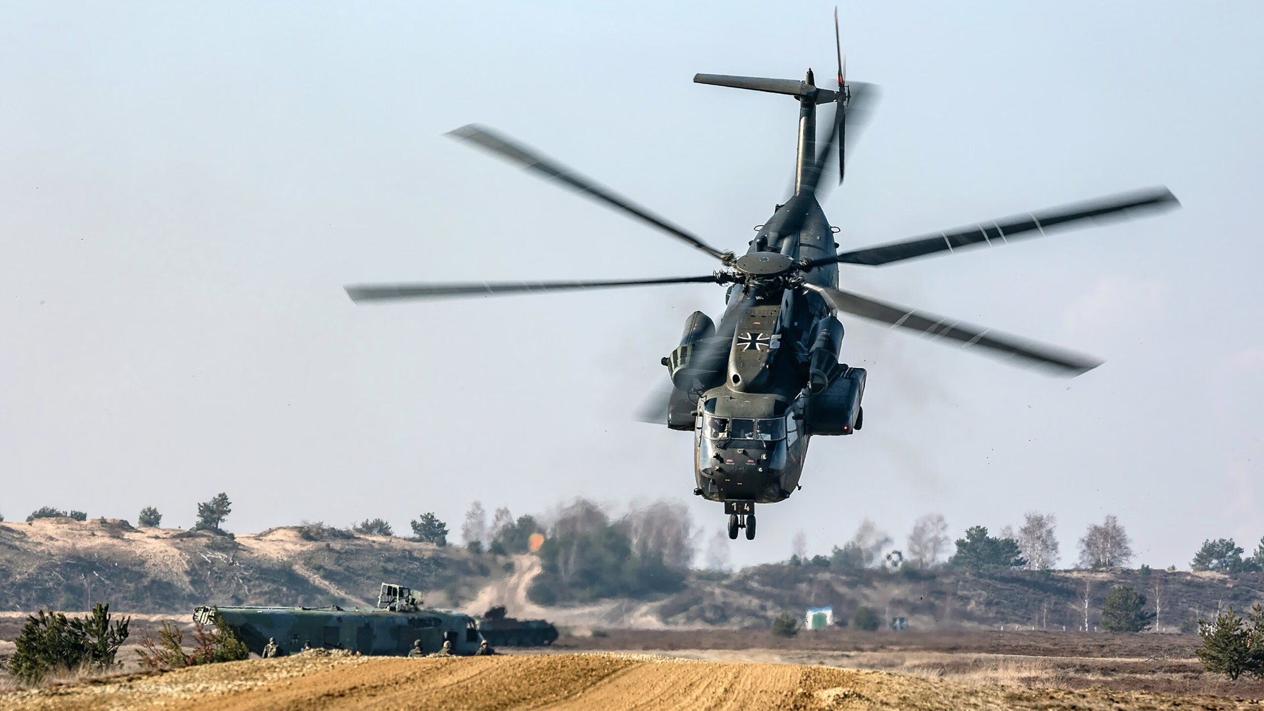 埃弗顿前场拼抢频繁打乱对方部署，埃弗顿中场